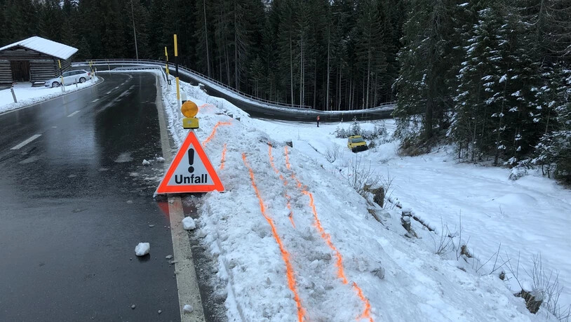 Hier rutschte das Auto den Abhang hinunter.