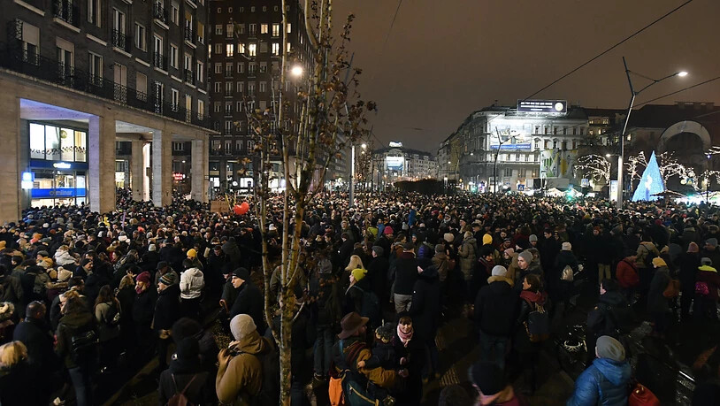 Tausende sind am Montagabend in Budapest auf die Strasse gegangen, um gegen einen Gesetzentwurf der Regierung zur Massreglung von Kultureinrichtungen in Ungarn zu protestieren.
