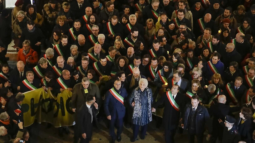 Rund 600 Bürgermeister aus verschiedenen italienischen Städten haben sich am Dienstagabend an einer Demonstration in Mailand mit der Holocaust-Überlebenden Liliana Segre (in der Bildmitte) solidarisiert. Die 89-Jährige hatte zuletzt wiederholt…