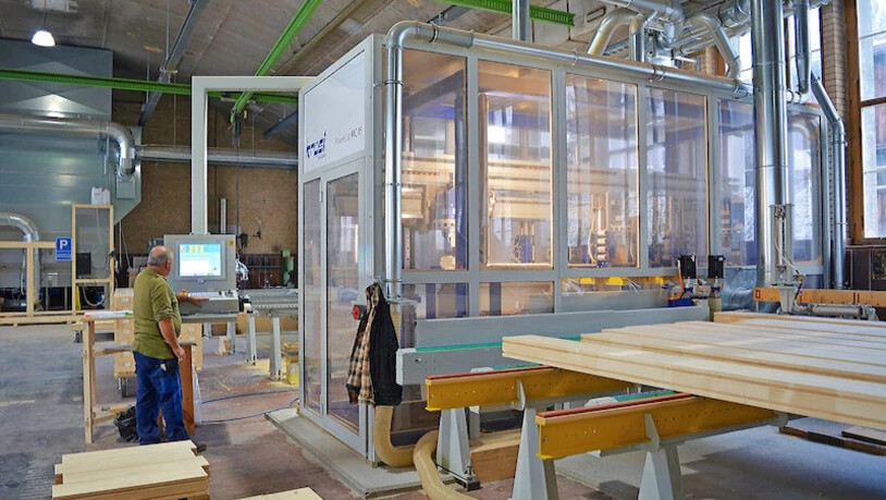 Das Herzstück: Im Kasten wird vollautomatisch gesägt, gebohrt und gefräst.
