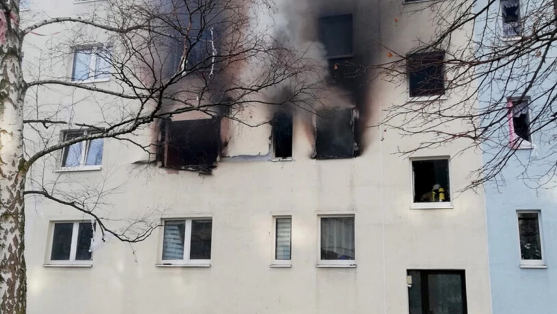 Bei einer Explosion in einem Mehrfamilienhaus in Sachsen-Anhalt ist ein Mensch getötet worden. Mindestens 25 Menschen wurden zudem verletzt.