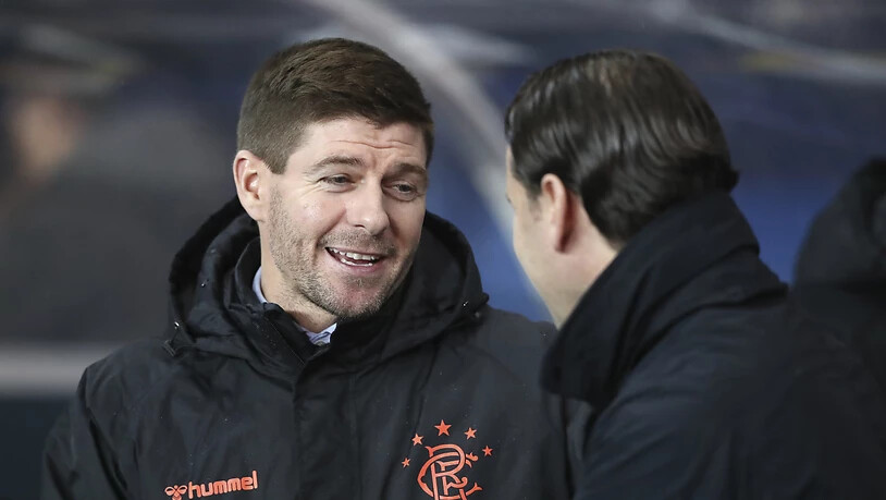 Steven Gerrard, der Trainer der Glasgow Rangers, am Donnerstagabend im Gespräch mit YB-Trainer Gerardo Seoane