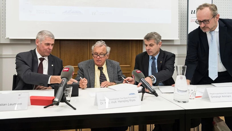 Christian Leumann, Rektor der Universität Bern (links), Mäzen Hansjörg Wyss (mitte) und der Berner Regierungspräsident Christoph Ammann haben am Freitag die Verträge für das neue Forschungszentrum unterzeichnet.