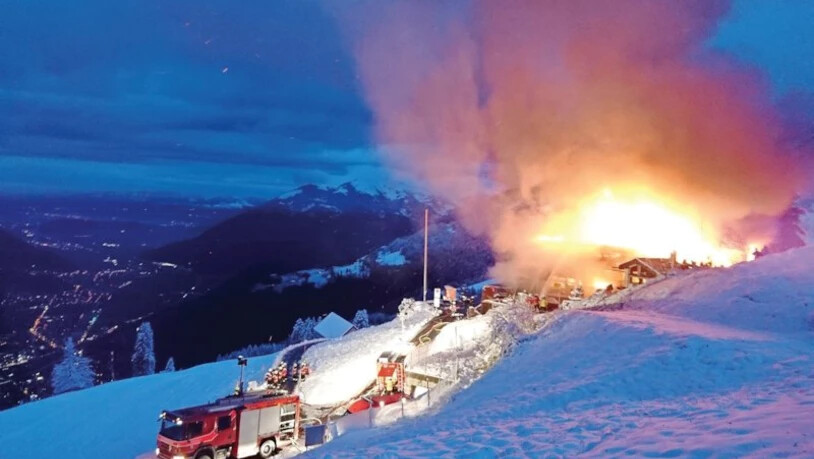 Da war die Welt nicht mehr in Ordnung: Weit herum sichtbar steht die Baustelle in Flammen, die nicht mehr viel übrig lassen.