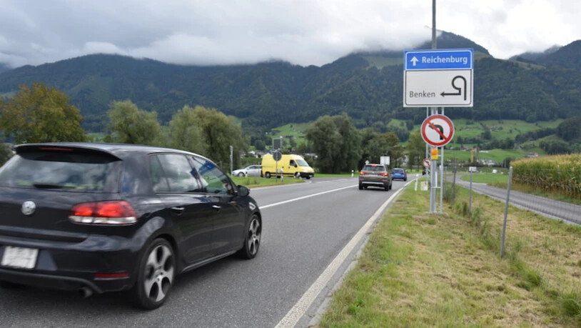 Unbefriedigend: Wer von der Autobahn her kommt, kann zurzeit nicht links nach Benken abbiegen.Bild Johanna Mächler 