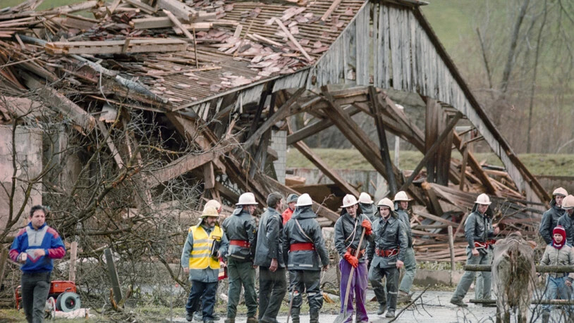 Nicht nur der Wald wurde durch den Sturm "Lothar" schwer beschädigt: Die Gebäudeschäden durch die Windböen von weit über 200 km/h beliefen sich auf rund 600 Millionen Franken. (Archivbild)