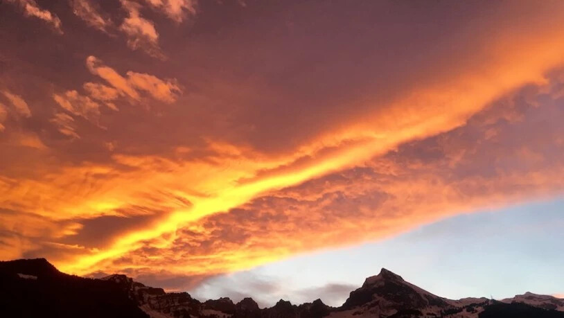 Trittst im Morgenrot daher: Der Himmel zeigt sich über dem Glarnerland von seiner schönsten Seite, als ob er brennen würde.Bilder Hans Speck und Daniel Fischli