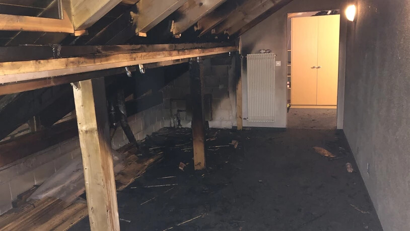 Im Dachgeschoss des vierstöckigen Gebäudes kam es am Mittwoch zu einem Brand.