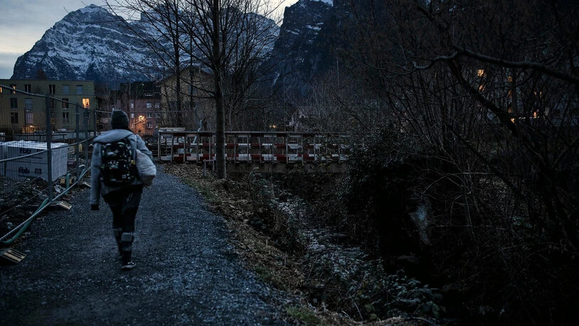 Dunkel wie die Nacht: Der provisorische Weg durchs Molliser Rüteli liegt im Düsteren.