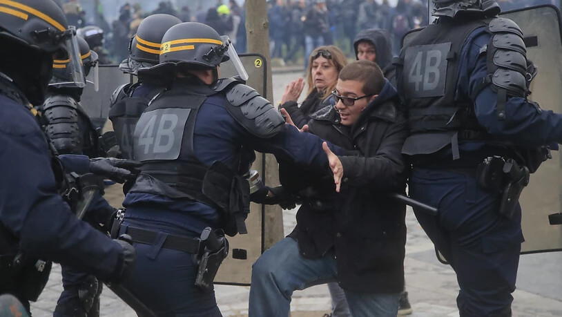 In Paris sind zwei Polizisten wegen übermässiger Gewalt bei den Protesten der "Gelbwesten" verurteilt worden. (Symbolbild)