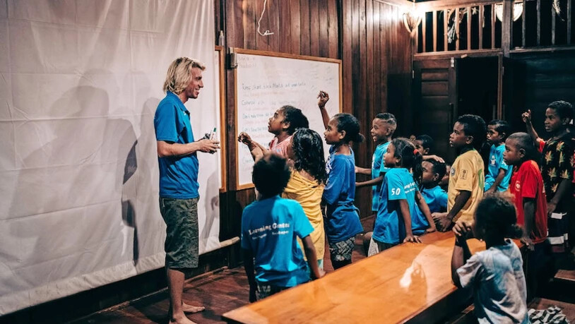 Abendlicher Unterricht: Der Näfelser Jonas Müller lehrt die Schüler in der Umweltschule in West-Papua den Umgang mit ihrer Natur.Pressebild