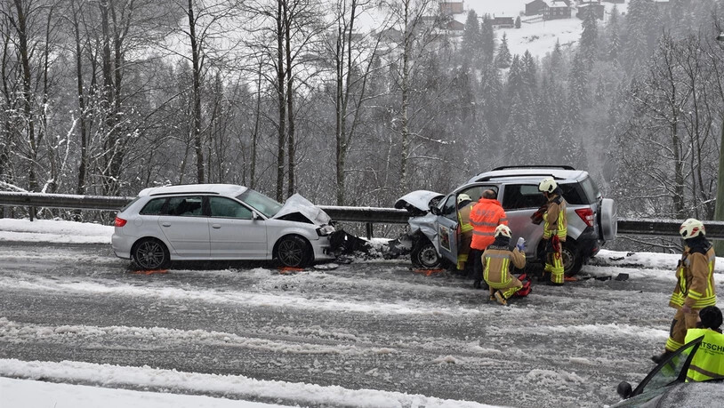 Auf der Oberalpstrasse in Tujetsch ist es am Sonntag zu einem Verkehrsunfall gekommen.