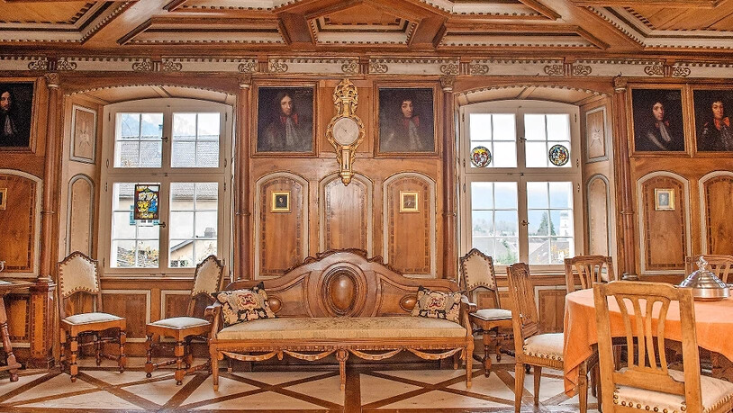 Die grosse Stube mit den Ahnenbildern ist das Herzstück des Schlosses. Bis sie geheizt ist, braucht es drei Wochen.
