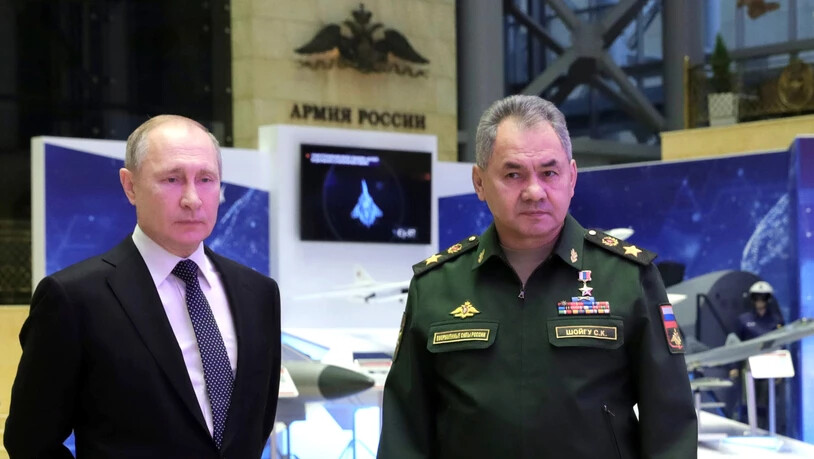 Der russische Verteidigungsminister Schoigu (r) informierte Präsident Putin darüber, dass die erste Einheit mit Hyperschall-Raketen in Betrieb sei. (Archivbild)