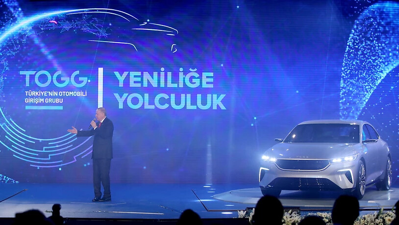 Der türkische Präsident Erdogan stellt den Prototyp für das türkische Elektroauto vor.