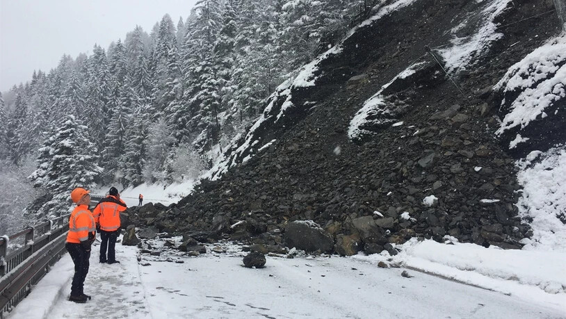 Rund 500 Kubikmeter Gestein versperren die Fahrt zwischen Scuol und Ardez.