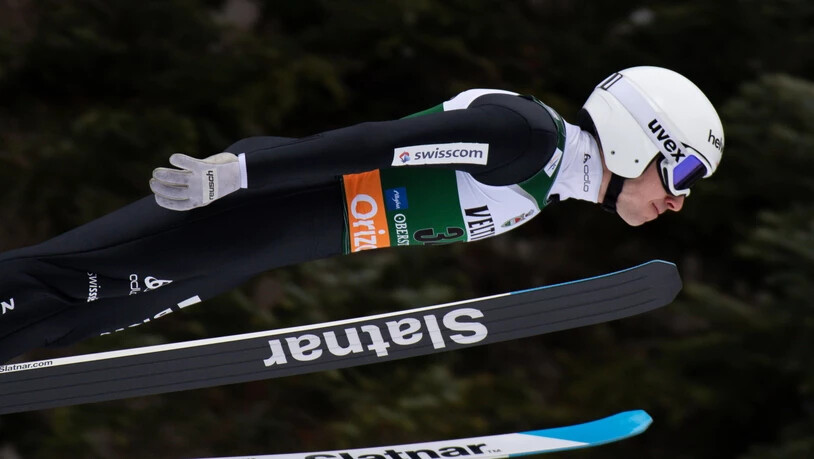 Simon Ammann im Nachthimmel von Oberstdorf.