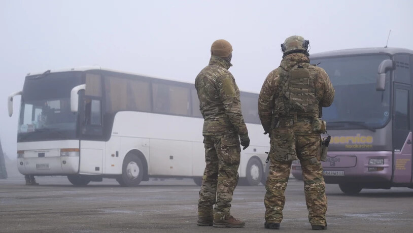 Ukrainische Soldaten vor Bussen für den Gefangenenaustausch.