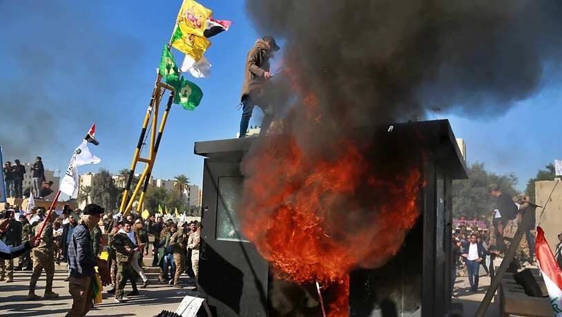 Demonstranten setzen Bauten vor der US-Botschaft in der irakischen Hauptstadt Bagdad in Brand.