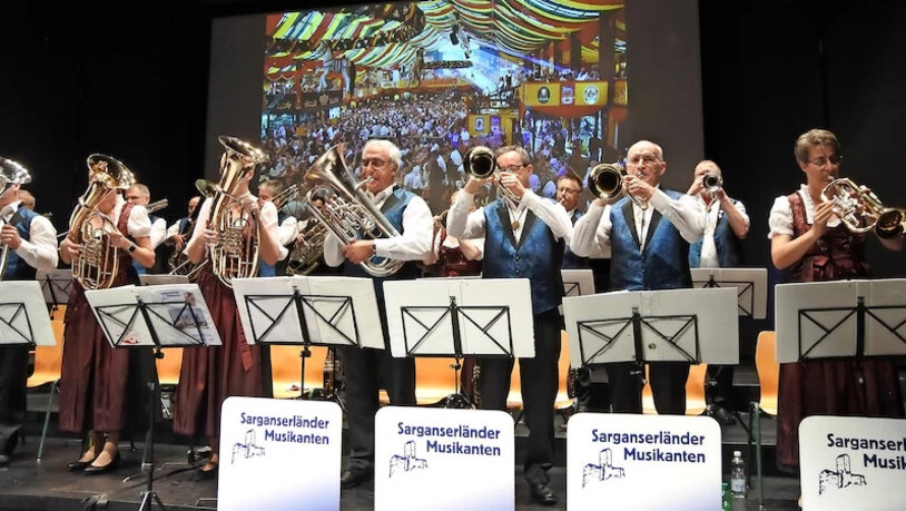 Stimmungsvoller Start: Die Sarganserländer Musikanten starten mit viel Publikum ins neue Jahr.
