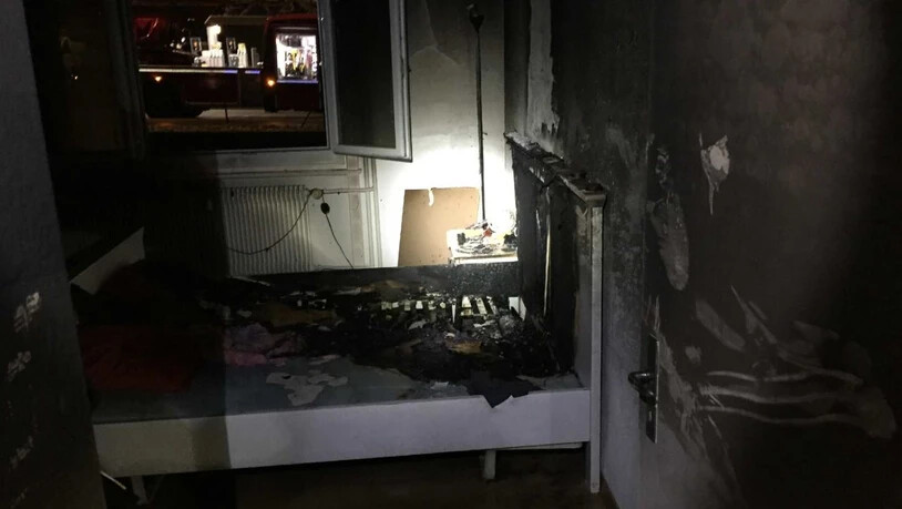 Eine Kerze hat in einer Wohnung in Givisiez FR eine Matratze in Brand gesetzt. Die Wohnung ist nicht mehr bewohnbar.