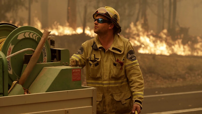 Für den Kampf gegen die zahlreichen Buschbrände hat die australische Regierung nun 3000 Reservisten aufgeboten.