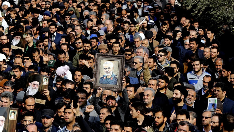 Am Trauermarsch für den getöteten iranischen Elite-General Ghassem Soleimani und den irakischen Milizenführer Abu Mehdi al-Muhandis haben Tausende Iraker teilgenommen. Sie skandierten "Tod für Amerika".