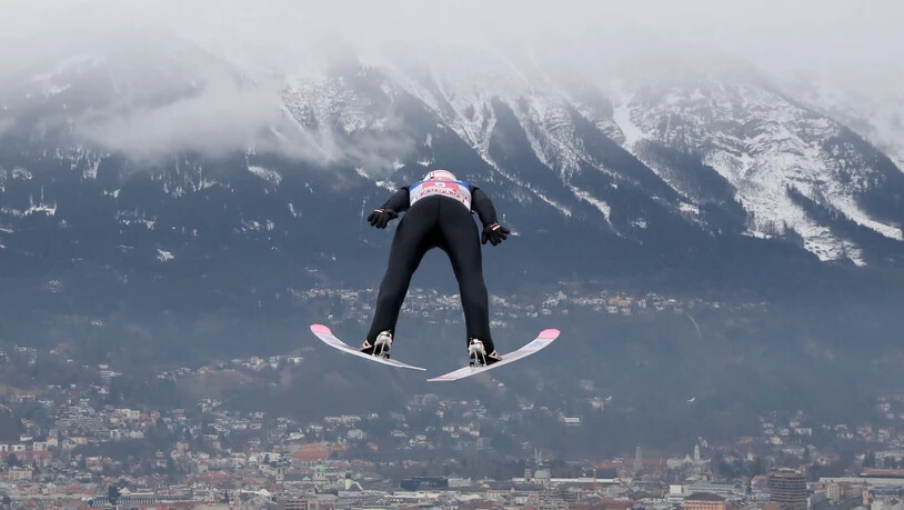Innsbruck liefert tolle Bilder: Dawid Kubacki scheint bis in die Stadt zu fliegen.