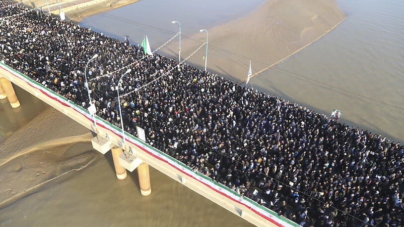 Zehntausende schwarz gekleidete Menschen gingen am Sonntag im Iran für den von den USA getöteten Topgeneral Ghassem Soleimani auf die Strasse.