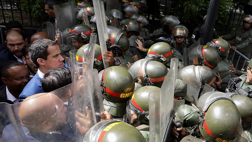 Sicherheitskräfte riegelten das Parlamentsgebäude ab und liessen etwa Juan Guaidó (links) und weitere Politiker Venezuelas am Sonntag nicht hinein.