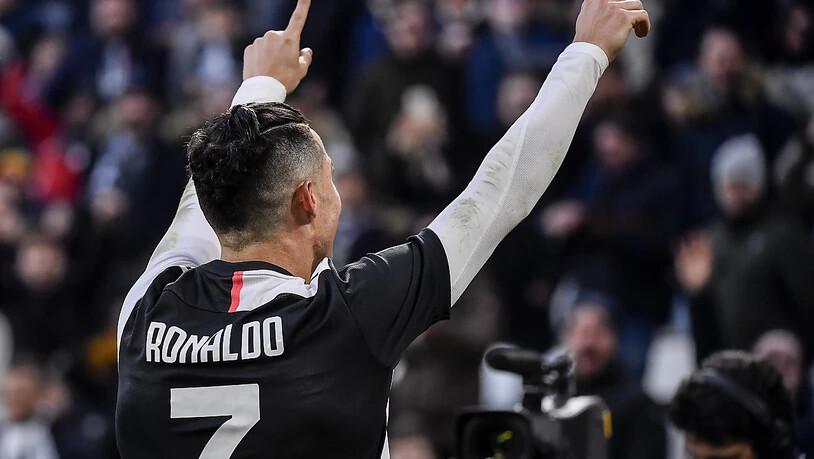 Lässt sich von den Juve-Fans für seine drei Tore beim 4:0-Heimsieg feiern: Cristiano Ronaldo