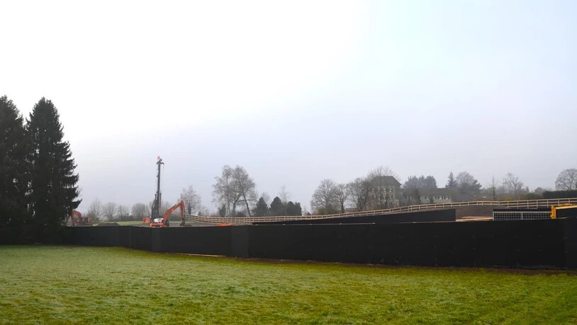 Die Sicht wird eingeschränkt: Schwarze Sichtschutzwände sollen seit Weihnachten Schaulustige vom Federer-Anwesen abhalten.