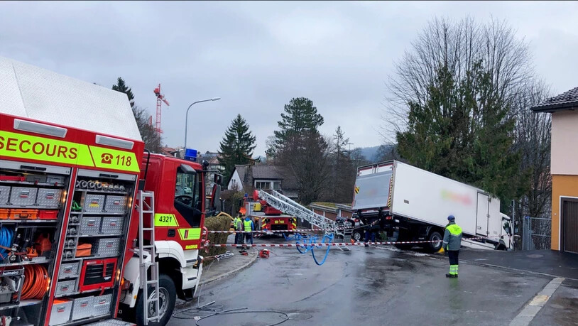 Wegen einer vereisten Strasse ist ein Kühllastwagen in La Chaux-de-Fonds NE über eine Treppe geschlittert. Ein 60-jähriger Fussgänger wurde beim Unfall schwer verletzt.