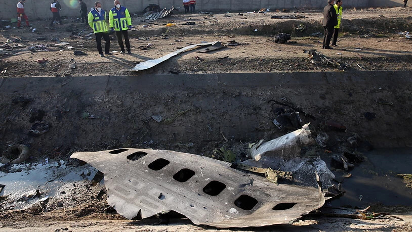 Nach dem Absturz eines ukrainischen Passagierflugzeugs im Iran liegen die Trümmerteile weit verstreut an der Absturzstelle.