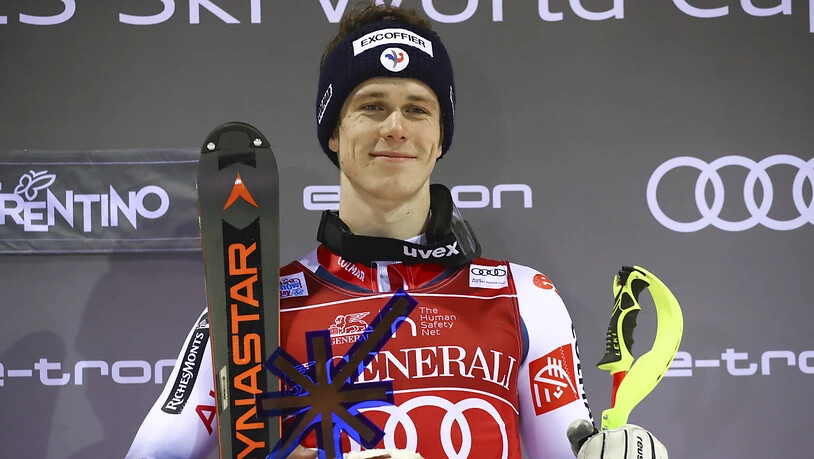 Auch Clément Noël erhält als Dritter ein schönes Andenken an den Slalom in Madonna di Campiglio
