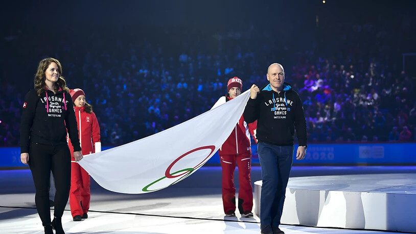 Träger der Olympischen Flagge: Eishockey-Goalie Florence Schelling und Skirennfahrer Didier Cuche