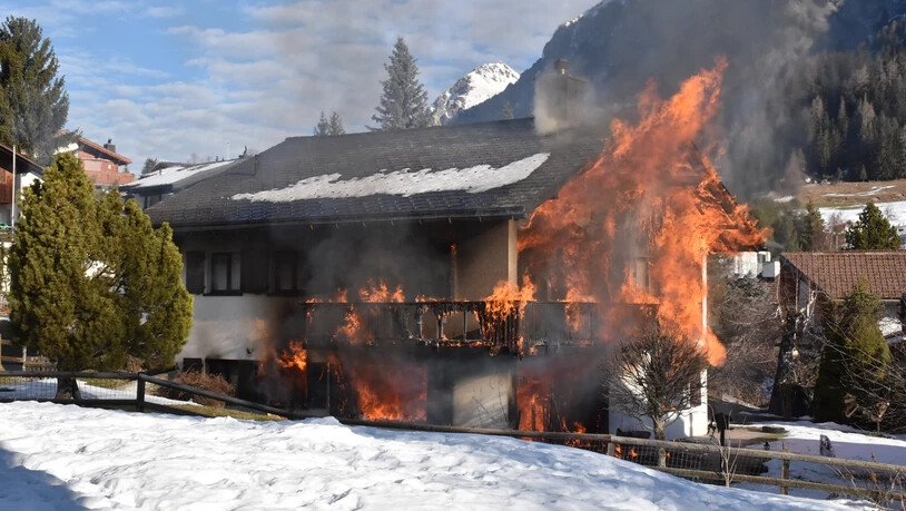 Die Flammen zerstörten das Wohnhaus vollständig.