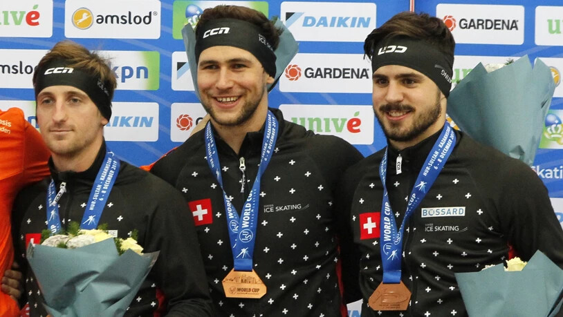 Wie bereits beim Weltcup in Kasachstan (Bild): Das Schweizer Sprint-Team der Eisschnellläufer mit Livio Wenger, Christian Oberbichler und Oliver Grob gewann auch an der EM die Bronzemedaille