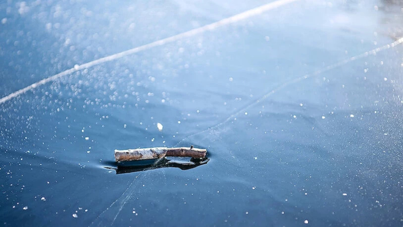 Die Schlittschuhläufer haben begonnen, die vier Quadratkilometer des Silsersees zu erobern, der sich von Nahem wie aus der Höhe als glänzender Diamant präsentiert.