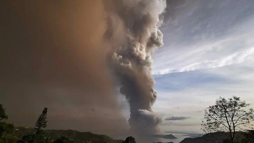 Der Vulkan Taal südlich von Manila spuckt seit Sonntag Rauch und Asche.
