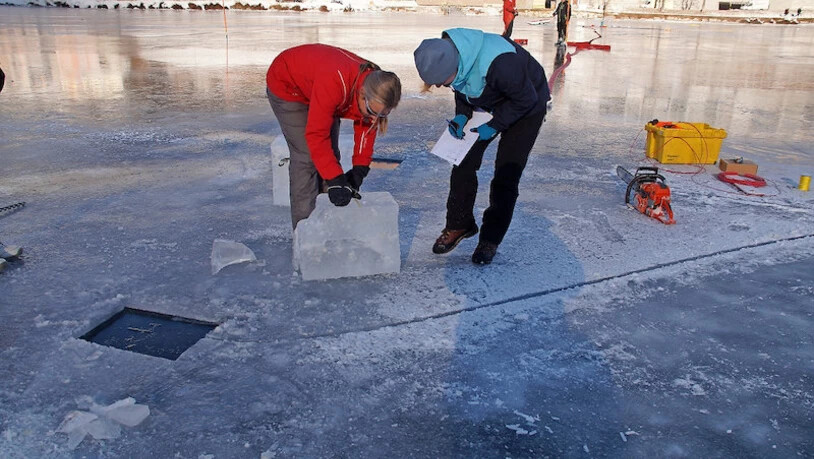 Feldversuch: Die Wissenschaftlerinnen Barbara Krummenacher (links) und Christine Seupel präparieren das Eis auf dem St. Moritzer See an einer heiklen Stelle.
