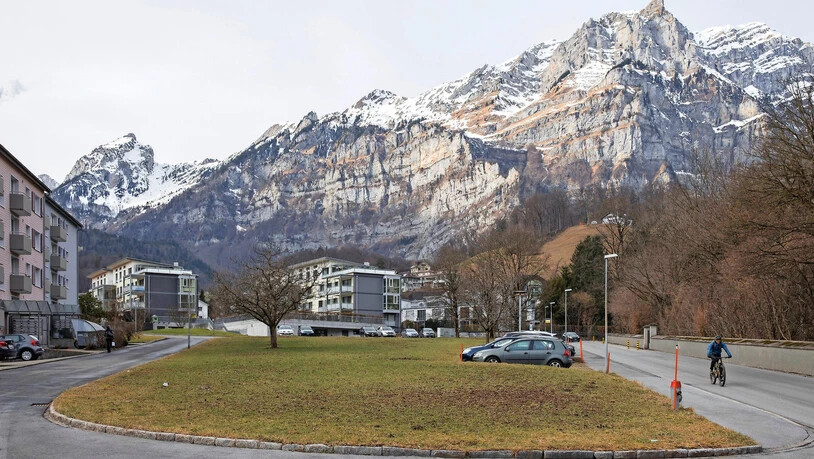 Die Wiese neben dem Friedhof in Glarus soll überbaut werden. Entstehen sollen rund 20 Genossenschaftswohnungen