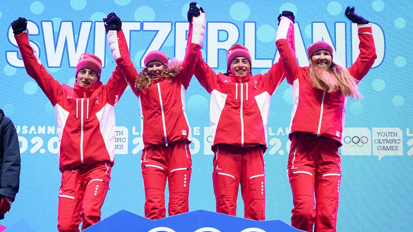 Nach den Doppelsiegen in den beiden Einzelrennen hat das Schweizer Tourenski-Team an den Olympischen Jugend-Winterspielen auch die Mixed-Staffel gewonnen. Thomas Bussard (v.l.n.r.), Thibe Deseyn, Robin Bussard and Caroline Ulrich distanzierten das…