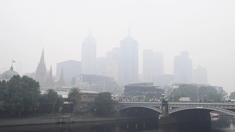 In der australischen Metropole Melbourne sorgt dichter Rauch von Buschfeuern für eine schlechte Luft.