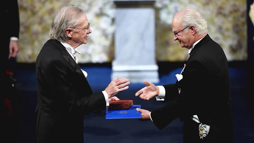 Der österreichische Autor Peter Handke (links) erhält den Literaturnobelpreis vom schwedischen König Carl Gustav. (Archivbild)