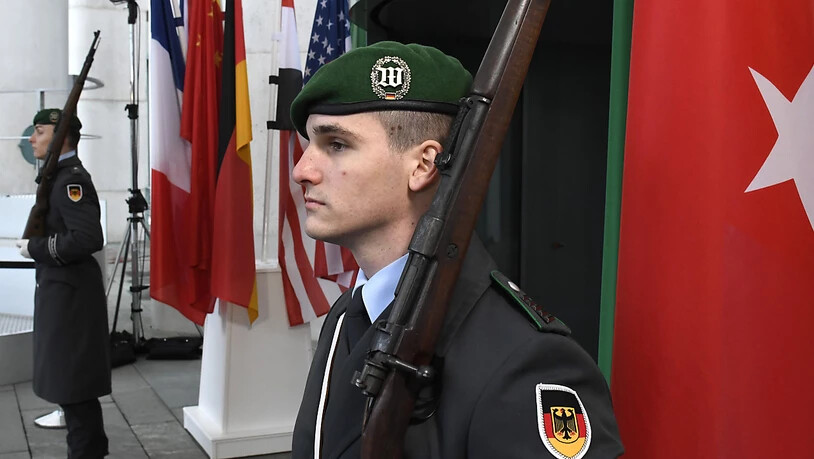 Alles für die Konferenz bereit: Wachsoldaten vor dem Bundeskanzleramt in Berlin.
