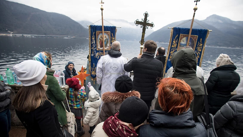 Nicht nur in Russland: Gläubige der russisch-orthodoxen Gemeinde wagen sich bei der Wasserweihe  in Melide in den Luganersee. G
