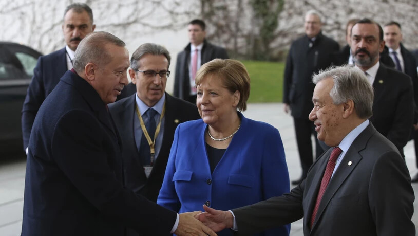 Die deutsche Kanzlerin Merkel begrüsst zusammen mit Uno-Generalsekretär Guterres (rechts) in Berlin den türkischen Präsidenten Erdogan.