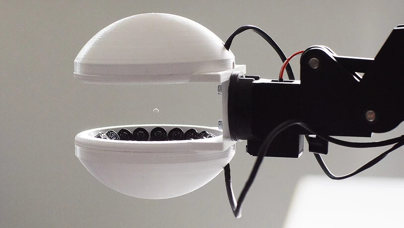 Kleine Lautsprecher in den 3D-gedruckten Schalen des Roboterarms erzeugen Schallwellen, auf denen ein Kügelchen schweben kann.