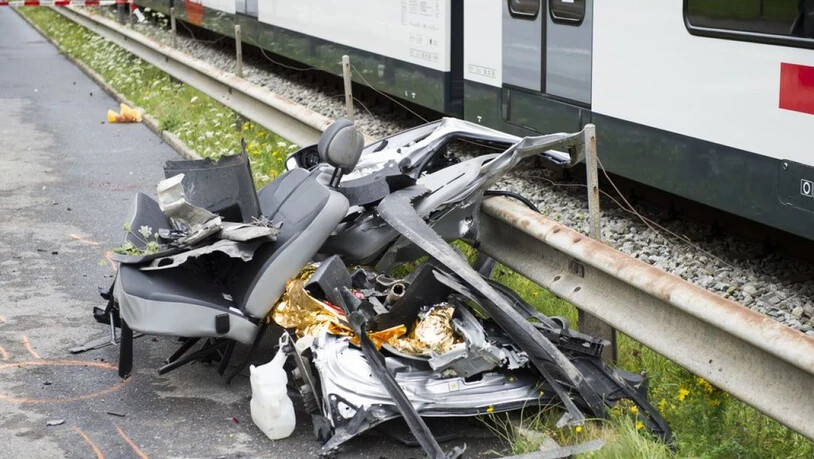 Es war einer der schlimmsten Zugsunfälle der letzten Jahre: Auf einem unbewachten Bahnübergang in Wolfenschiessen NW zermalmte ein Zug der Zentralbahn einen Kleinbus, drei Personen starben. Seit alle Bahnübergänge saniert sind, ist die Zahl der…